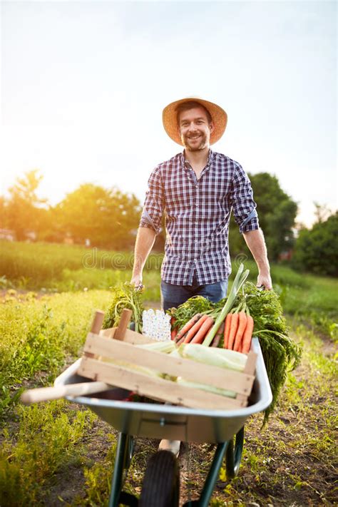 Schubkarre lässt sich dank kindgerechter größe gut beladen und leicht schieben optisch ansprechende gartenschubkarre in kindgerechtem design Landwirt Im Garten Mit Schubkarre Stockbild - Bild von ...