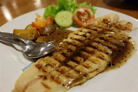 Ikan gurame adalah satu protein yang sangat fleksibel dimasak dengan berbagai cara. Ikan Bakar Bojo : Sambal Seruit Dan Ikan Bakar A La Mas Moko Siapkan Nasi Segunung Untuk ...