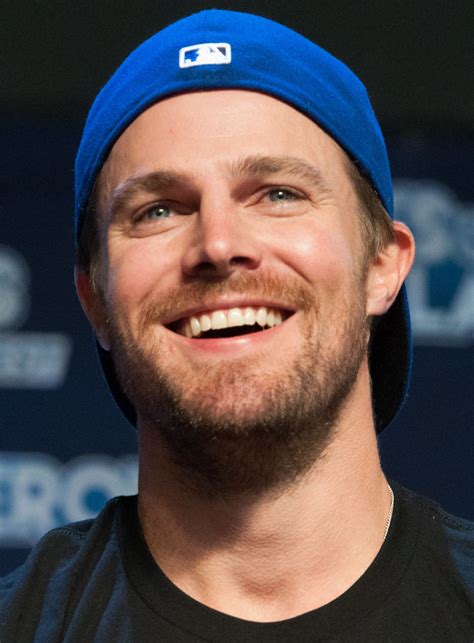 Robbie amell's face might look a little familiar because he's popped up in a few dozen projects, and you've likely seen him in one or two of them. Stephen Amell - Wikipedia