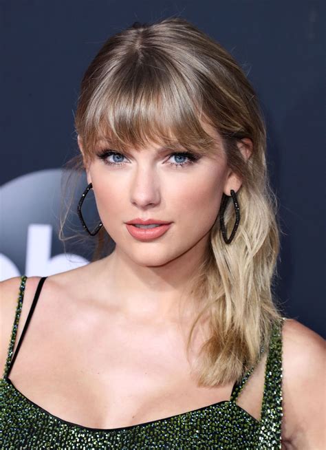 Taylor Swifts Sexiest Pictures From American Music Awards 2019 The