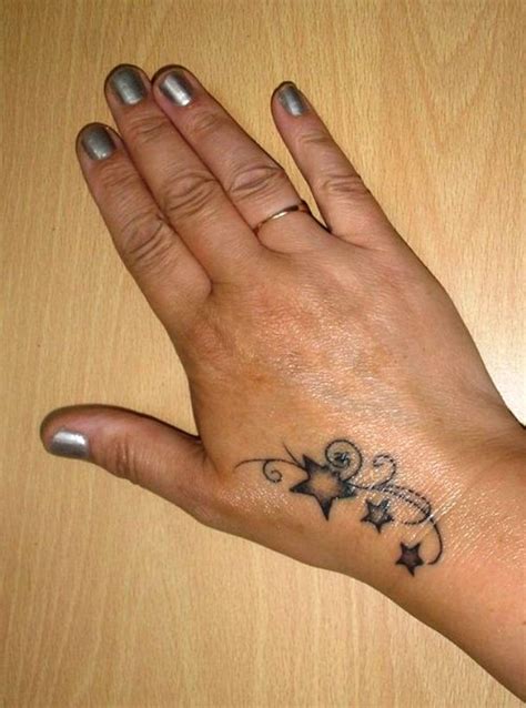 The size of the tattoo is mostly correlated to the location on the body that the tattoo is placed. 20 Kleine Hand Tattoos Designs und Ideen » Tattoosideen.com