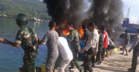 Dan penyebab nya bisa beber. Sebuah Kapal Terbakar di Pelabuhan Kedindi, Nelayan Rugi ...