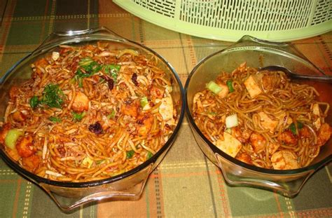 Tumis bawang putih sampai kuning, masukkan bawang bombay dan tomat, lalu tumis sampai layu. Resepi Sup Ikan Tomato Sabah