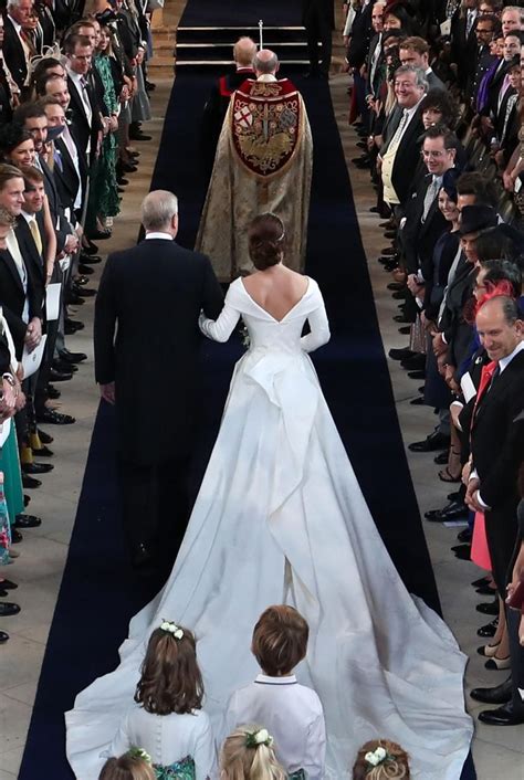 An old man comes up with a subterfuge to reconcile his estranged sons. Pour son mariage, la princesse Eugenie opte pour une robe ...