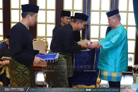 Ve şimdiki menteri besar'ı dato 'ir'dır. Dr Sahruddin sah Menteri Besar ke-17 Johor | Harian Metro