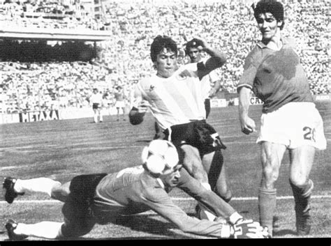 Italia Argentina 2 1 29 Giugno 1982 Campionato Mondiale 2a Fase A Gironi Paolo Rossi Anticipa
