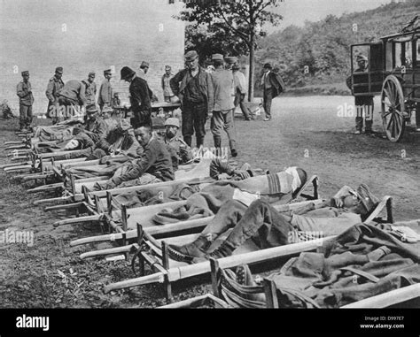 la i guerra mundial 1914 1918 heridos soldados austríacos en camillas esperando fuera de un
