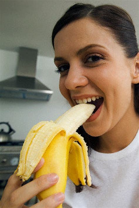 24 Girls Eating A Banana Wow Gallery Ebaum S World