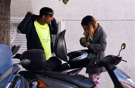 Ο γνωστός παρουσιαστής μιλώντας στη διαδικτυακή εκπομπή ανέλυσε με το δικό του ξεχωριστό τρόπο τα μεγάλα παιχνίδια του σαββατοκύριακου. Σάββας Πούμπουρας: Έτρεξε στον 35ο Μαραθώνιο της Αθήνας με την όμορφη σύζυγό του! pics - TLIFE
