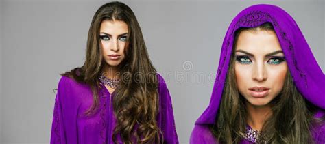 Deux Jeunes Femmes Sexy En Arabe Pourpre De Tunique Photo Stock Image