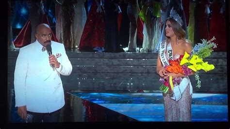 Steve Harvey Crowns The Wrong Miss Universe In Awkward Live Tv Gaffe Steve Harvey Miss