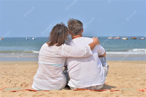 Premium Photo Couple Hugging On Seashore