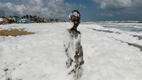 Alarma Por La Aparición De Una Densa Espuma Tóxica En Una Playa De La India