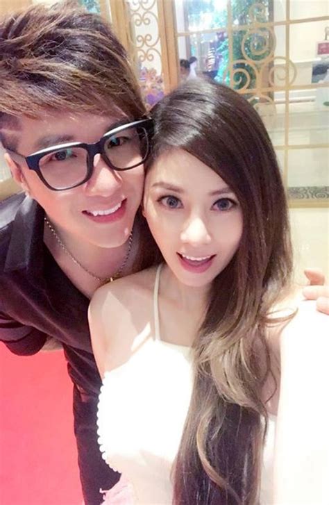 Lâm chấn khang được khán giả biết đến với danh xưng ông hoàng miền tây vì thường xuyên đi diễn tỉnh và đắt show. Mối tình 15 năm của ca sĩ hội chợ Lâm Chấn Khang với bạn ...