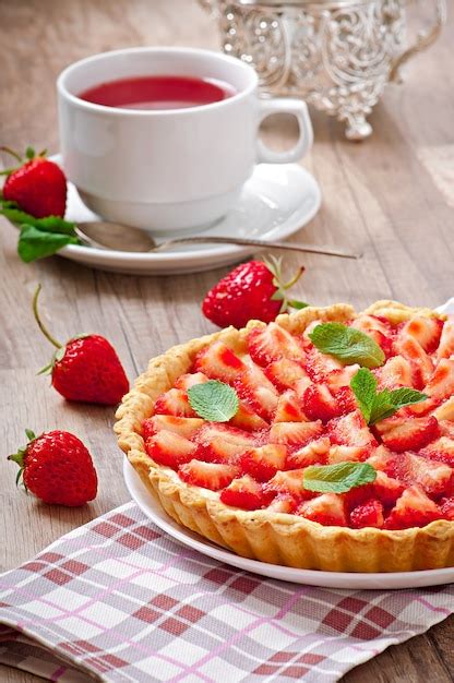 tarte aux fraises et crème anglaise photo gratuite