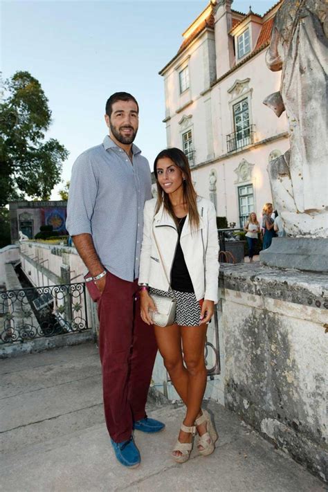 On average, she dates men 3 years older than herself. Veja como está crescida a filha de Carolina Patrocínio