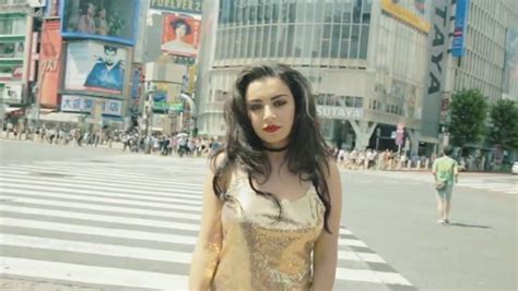 Explosions, stars, and not even making sense all the time. Charli XCX ahora recorre Tokio con 'Boom Clap ...