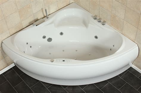 Damit ihnen zu hause die wahl des perfekten produkts etwas leichter fällt, sanitärfarben hat unser testerteam auch noch das beste produkt dieser. Whirlpool Badewanne 24 Massage Düsen Heizung Ozon LED ...