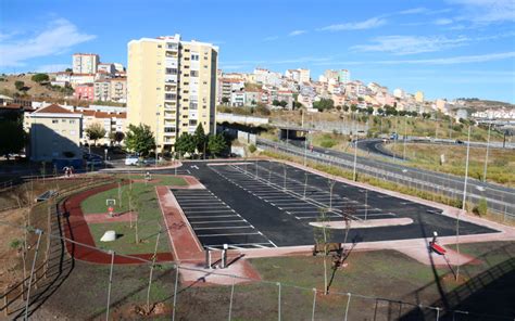 Na noite de 24 para 25 de abril de 1974, a rádio emite uma canção proibida: Parque dos Capitães de Abril