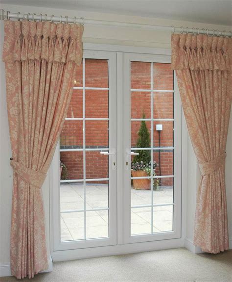Despite already looking beautiful on their own, an appropriate window treatment can add some much needed color, exaggerate the size of the doors. Window Treatments For French Doors | Home Design Ideas and Inspiration Onlycily.blogspot.com