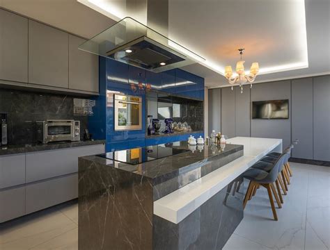 Cozinha Moderna Azul Cinza E Branca Com Ilha E Divisória De Cobogó