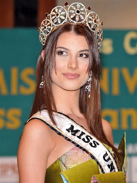 Stefania Fernandez La Miss Universo Che Si Sporca Per Protesta In