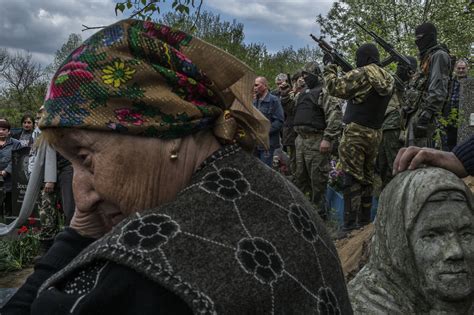 At Funeral Expressions Of Grief And Anger Toward Kiev Officials The New York Times