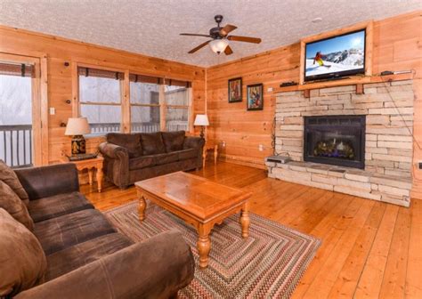 We feature amenities like game rooms, hot tubs and swimming pool access. Gatlinburg Cabin Rentals - Alpine Air