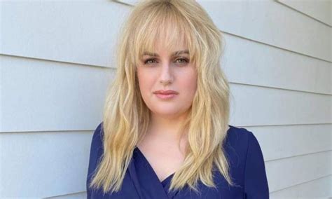 Datter av faren (?) og mor(?) er som skuespillerinne i 2021 kjent for a few best men, ice age: Rebel Wilson Bio, Age, Career, Net Worth and Weight Loss