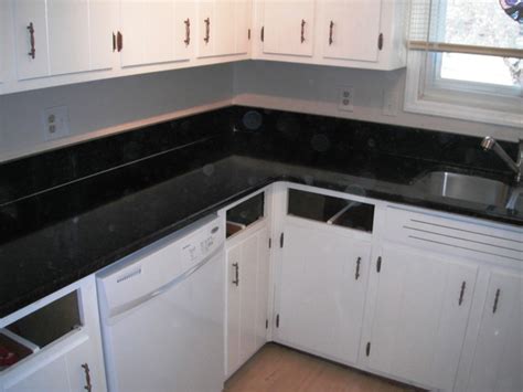 Mid tone cabinets are one thing, but the rustic style of these is something else entirely with the uba tuba granite on top. Uba Tuba Granite goes great with White Cabinets ...