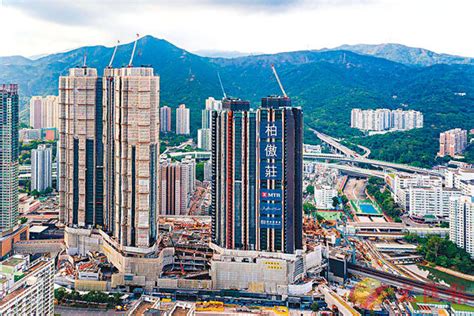 柏傲莊（英語：the pavilia farm）位於香港 新界 沙田區 車公廟路18號，為港鐵大圍站 上蓋發展項目。 按港鐵於2009年已獲批的規劃，可建8幢樓高40至49層住宅樓宇1，提供約2,900個單位（最後增至3. 大圍站柏傲莊或下周開價 - 香港文匯報