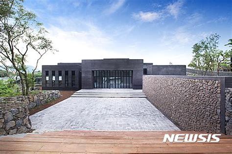 기자 김창열 미술관이 착공 2년 반 만에 문을 열었습니다. '물방울 화가' 김창열 화백 숙환으로 별세...향년 92세(종합) | 농 ...