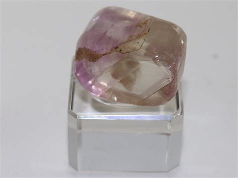 Metaphysical properties meteorites are known grounded in nature that helps its carrier to meditate effectively and root the causes of depression from the emotional torso of its carrier. Kunzite 03