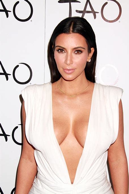 Kim Kardashian Leva Decote Ao Umbigo Em Sua Festa De Anivers Rio