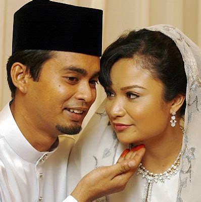 Penyampai radio popular ialah salah satu anugerah yang dipertandingkan dalam anugerah bintang popular berita harian yang dianjurkan secara tahunan oleh berita harian. .: Tini HOT FM dan Sol kini sah bergelar suami isteri