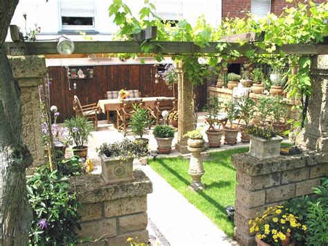 Stiefel als blumentöpfe zu verwenden, ist ein beispiel dafür: Gartenideen Für Kleine Gärten Inspirierend ...