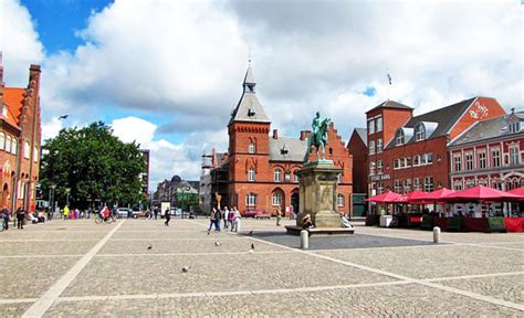 If you have little luggage it's possible to walk. Fotografier fra Esbjerg
