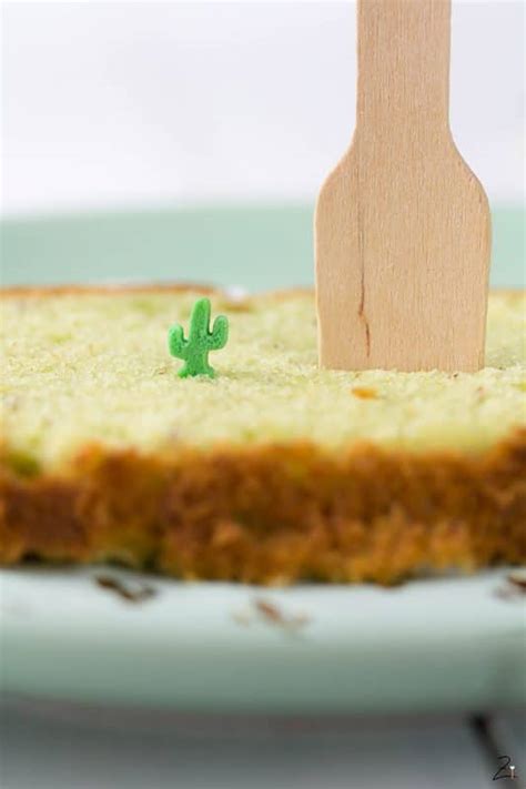 Noch leicht warm schmeckt er ebenso wie kalt! Rezept für Avocado Kuchen mit Limetten Guss