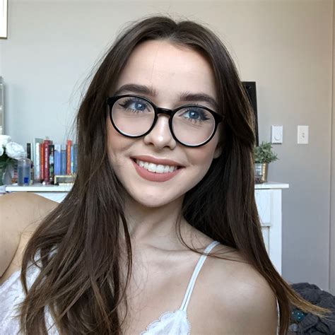 pin by pulini su on acacia brinley cute girl with glasses girls with glasses aesthetic girl