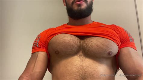 Hunks Bearded Bodybuilder Showing Off Thisvid Com