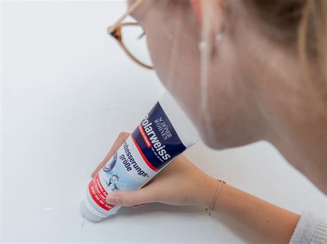 Wenn sie die fliese durchdrungen haben, können sie wenn nötig den schlag. Löcher In Fliesen Reparieren