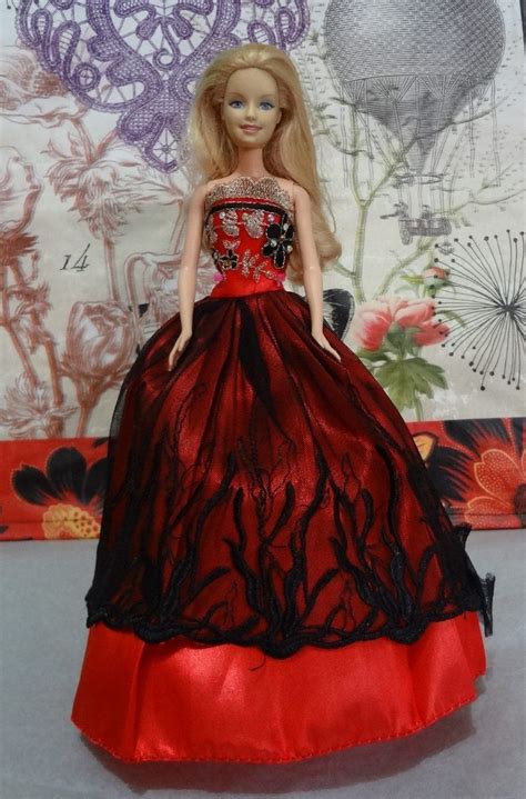 Matte reflects on how the way we dress informs and shapes the space in which we exist. Barbie Mattel Com Vestido De Festa Luxo no Elo7 | IDEIAS ...