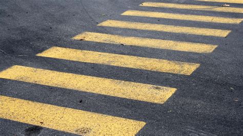A Drivers Guide To Pavement Lines And Lane Markings Autotraderca