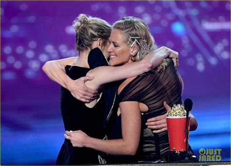Brie Larson Brings Her Stunt Doubles To Accept Best Fight At Mtv Movie And Tv Awards 2019 Watch