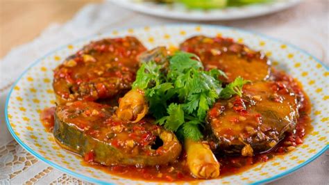 Masakan berasaskan sambal hijau ini dikhabarkan berasal dari negeri johor yang sememangnya terkenal dengan masakan pedas. Ikan Tongkol Masak Berlada