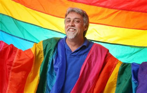 Gilbert Baker el creador de la bandera arcoíris 65 años