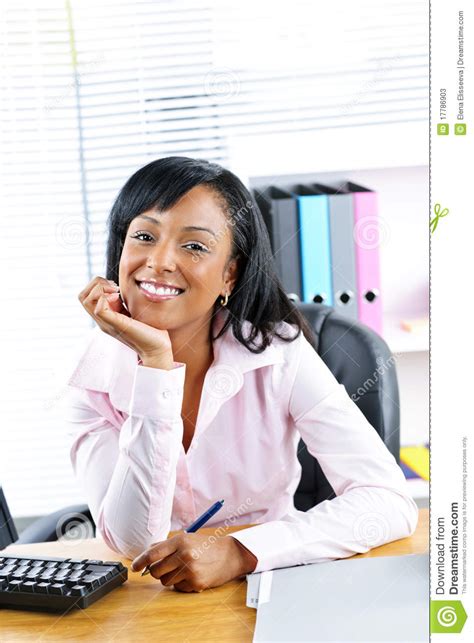 Femme Daffaires Noire Au Bureau Dans Le Bureau Photos Stock Image
