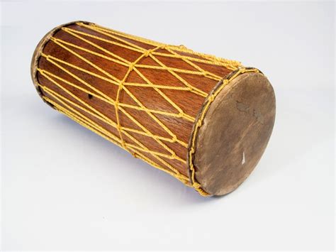 Alat musik tabuh ini terbuat dari atau berbahan kayu, berbentuk tabung yang ditutup dengan kulit binatang pada kedua alas nya. Alat Musik Tradisional Bengkulu - BudayaKita