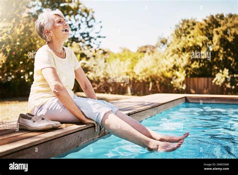 femme âgée avec ses pieds dans l eau de la piscine pendant des vacances une aventure ou un