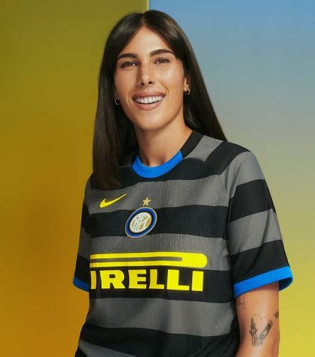It shows all personal information about the players, including age, nationality, contract duration and current market. Inter Milan 2021 nouveaux maillots de football